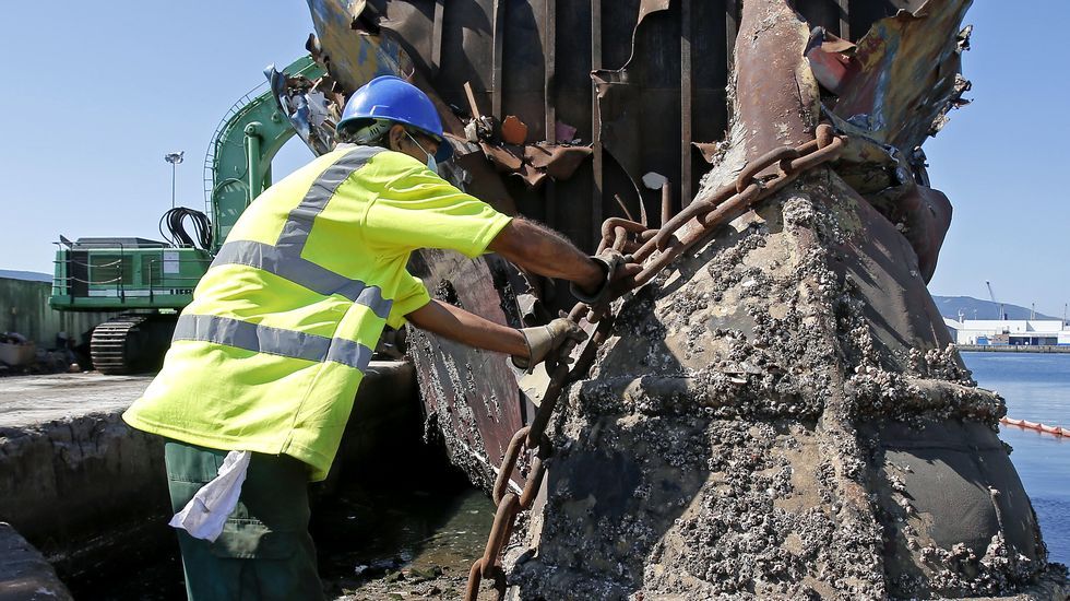 Desguace del atunero Albacora Diez en el puerto de Marín