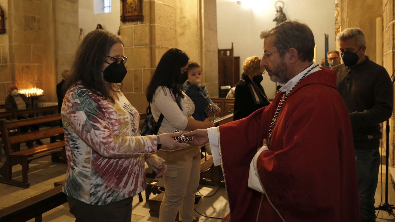 Imposición de medallas a tres nuevos cofrades en la iglesia de Santa María A Antiga do Caramiñal
