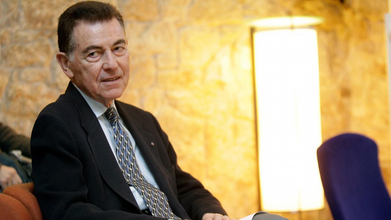 El Helimer Cant�brico rescata a�cuatro tripulantes de una lancha que volc� en�Viav�lez.Castillete