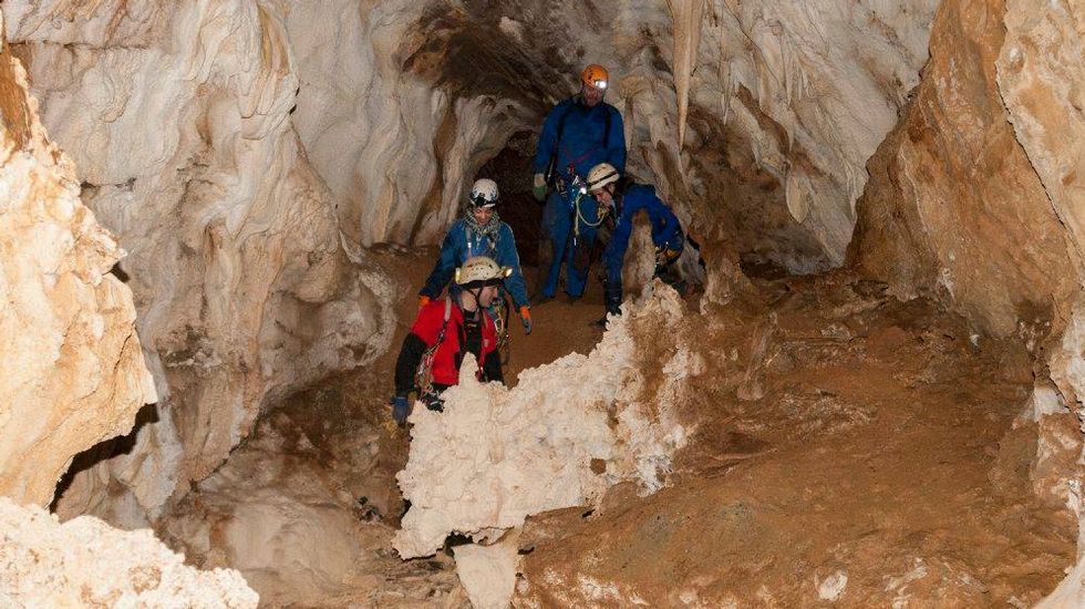 Los espeleólogos recorrieron zonas de la cueva que en otro tiempo estuvieron inundadas