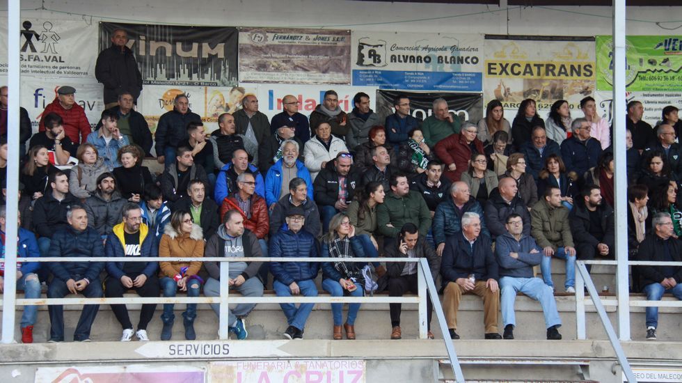 Gran ambiente en las gradas del estadio de Calabagueiros durante el CD Barco-UD Paiosaco