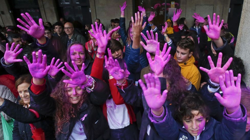 Manos levantadas por el cáncer de mama