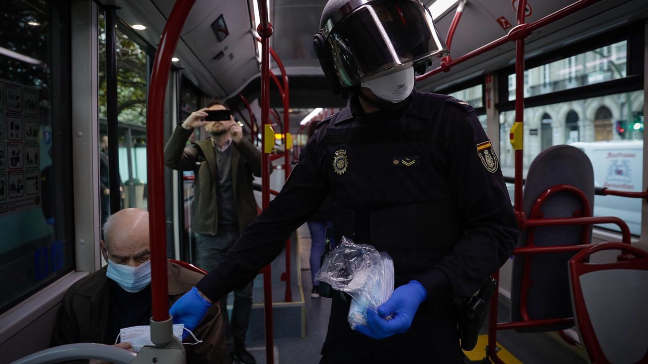 Reparto de mascarillas en los autobuses de A Coruña
