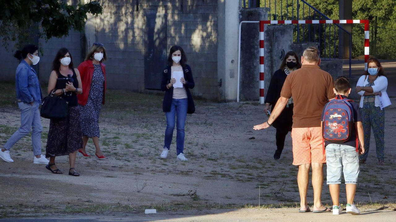 Pancarta de protesta contra la situación organizativa en los colegios en un centro de Arousa