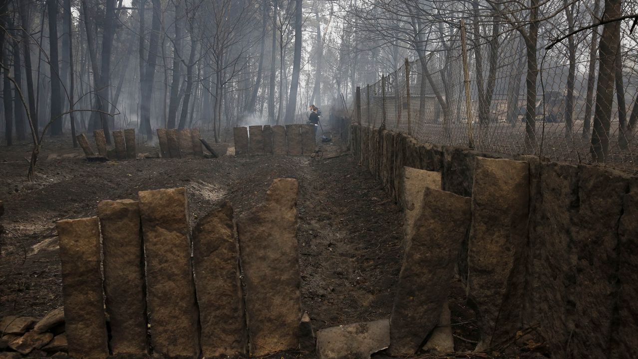 Viviendas quemadas en Abelenda das Penas, concello de Carballeda de Avia