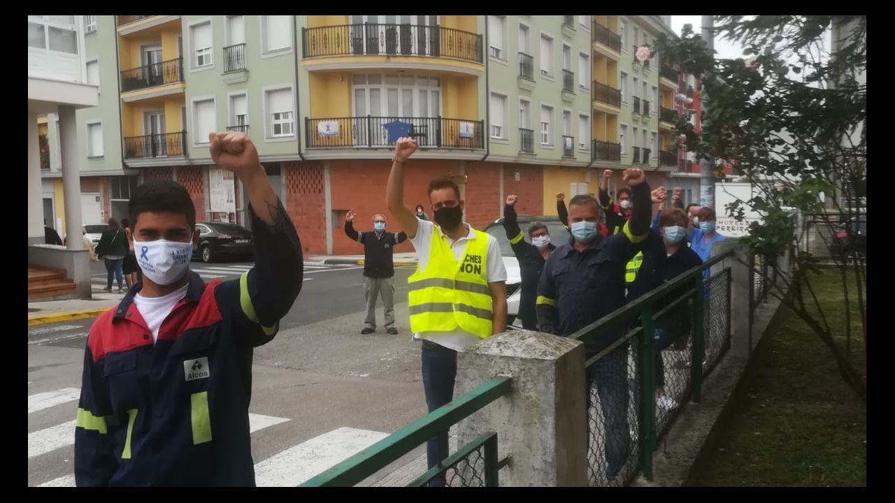 Gente votando en un colegio de Viveiro