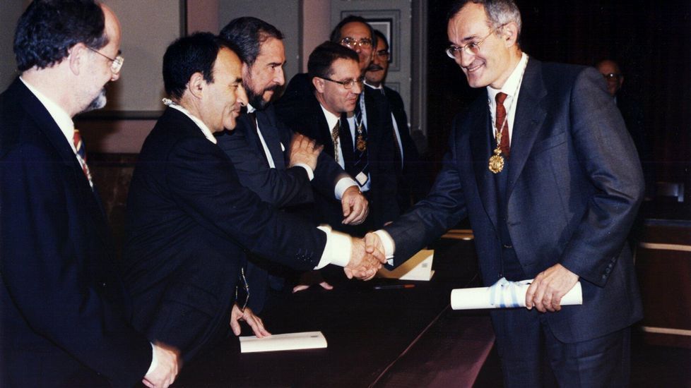 Nun acto da Real Academia Galega, felicitando a Anton Santamarina tralo seu ingreso
