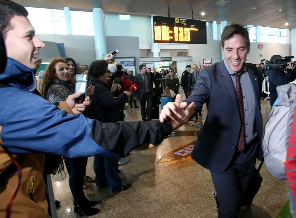 Eduardo Berizzo fue recibido entre aplausos a su llegada ayer al aeropuerto de Peinador.