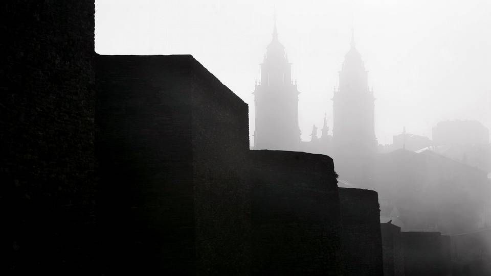.Amanecer nublado en la Ronda con la Muralla y las torres de la Catedral al fondo. La imagen se repetirá con los temporales que se avecinan.