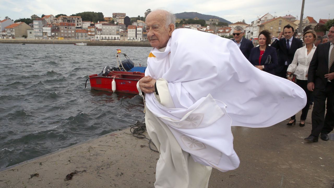 El cura de Carril en la procesión del Carmen