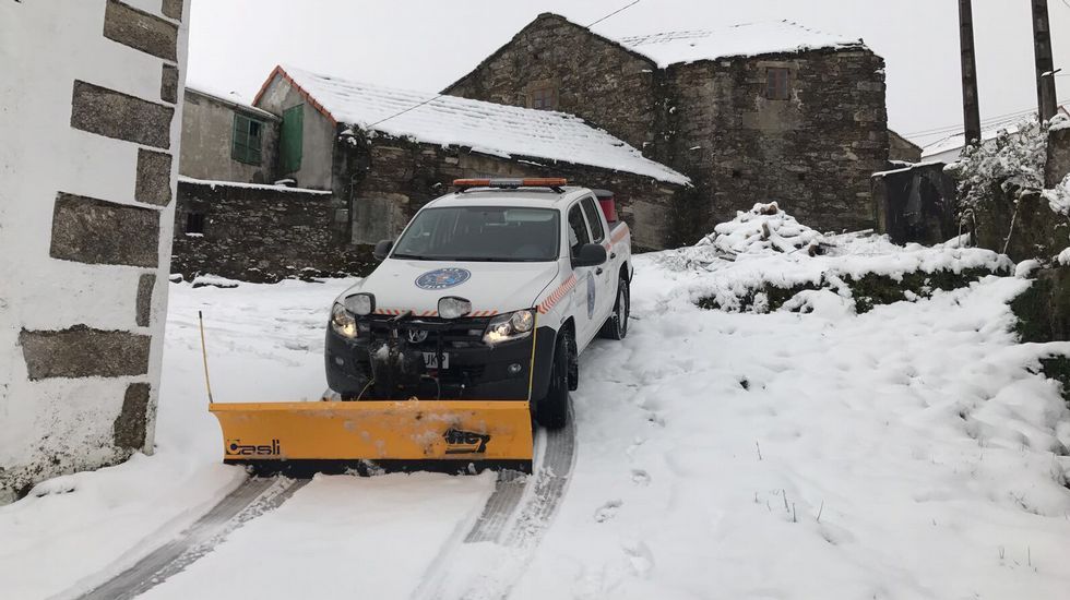 Segundo día de nevadas en Ourense.En Avión hubo que limpiar las carreteras en Edreira
