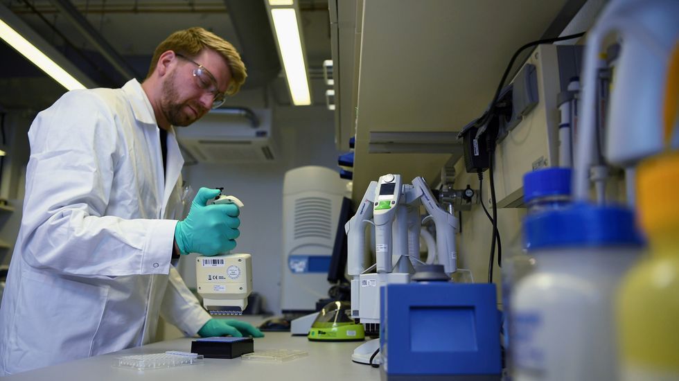 Un empleado de la farmaceutica alemana Philipp Hoffman, que está trabajando en una vacuna para el Covid-19