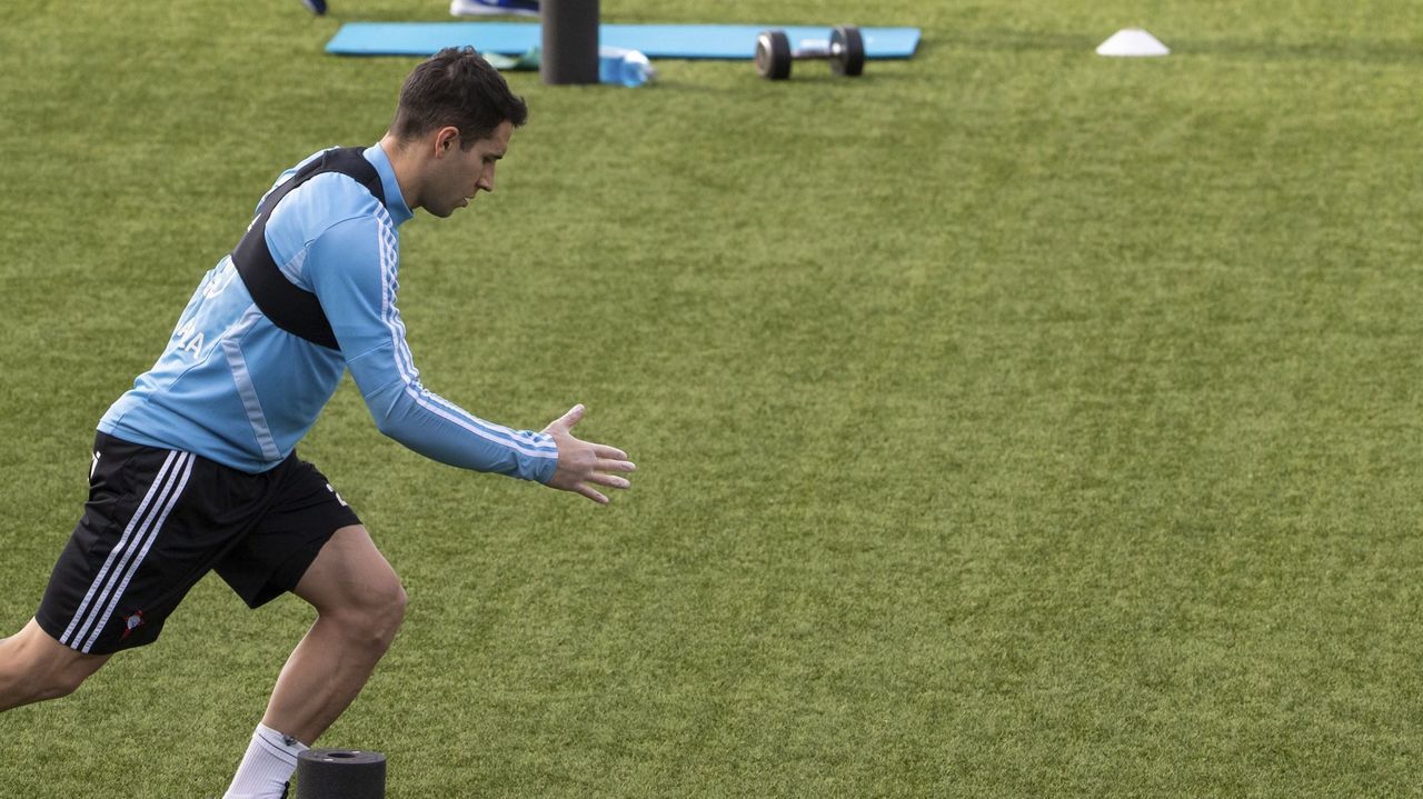 Uno de los jugadores del Celta, llegando a A Madroa a primera hora de esta mañana