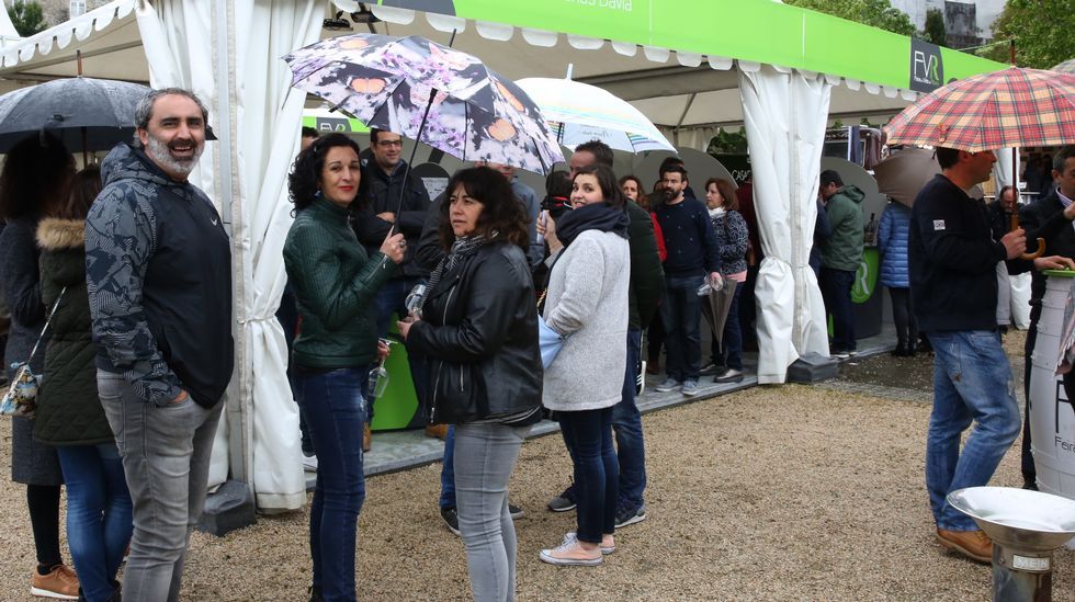 La lluvia no pudo con el puente.Lleno en el segundo día de la Feira do Viño do Ribeiro