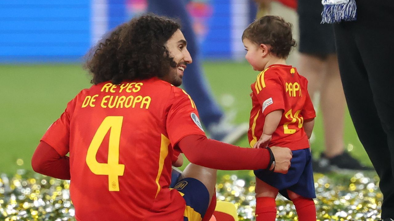 Espa�a se proclam� campeona de la Eurocopa 2024 en Alemania. En la imagen, el gallego Joselu levanta el t�tulo. 15/07/2024