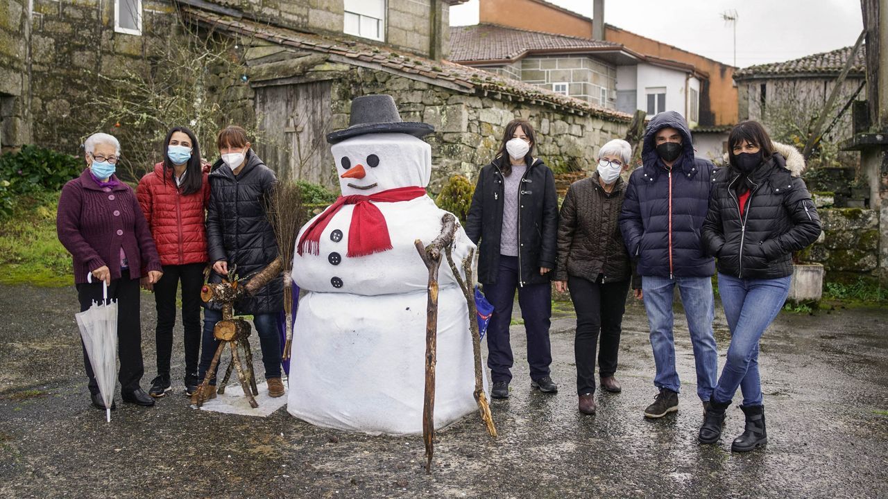 adornos reivindicativos.En Neboeiro decoraron el pueblo con motivos naturales y reivindican una mejor conexión a Internet
