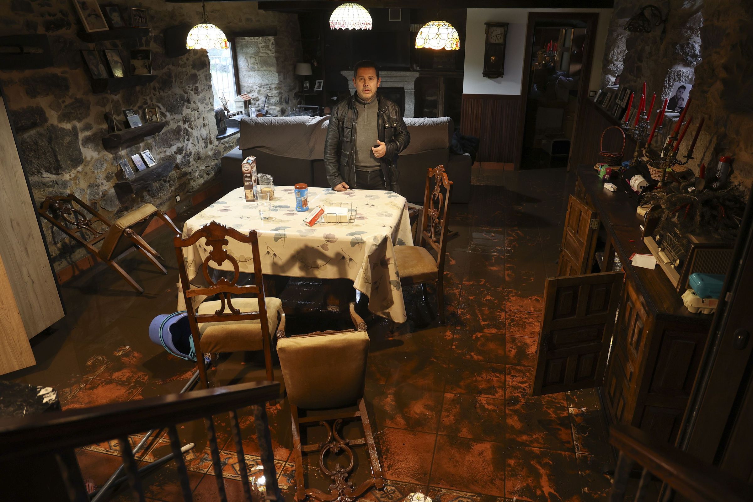 Froil�n na s�a casa inundada pola crecida do r�o Sar. 08/01/2025