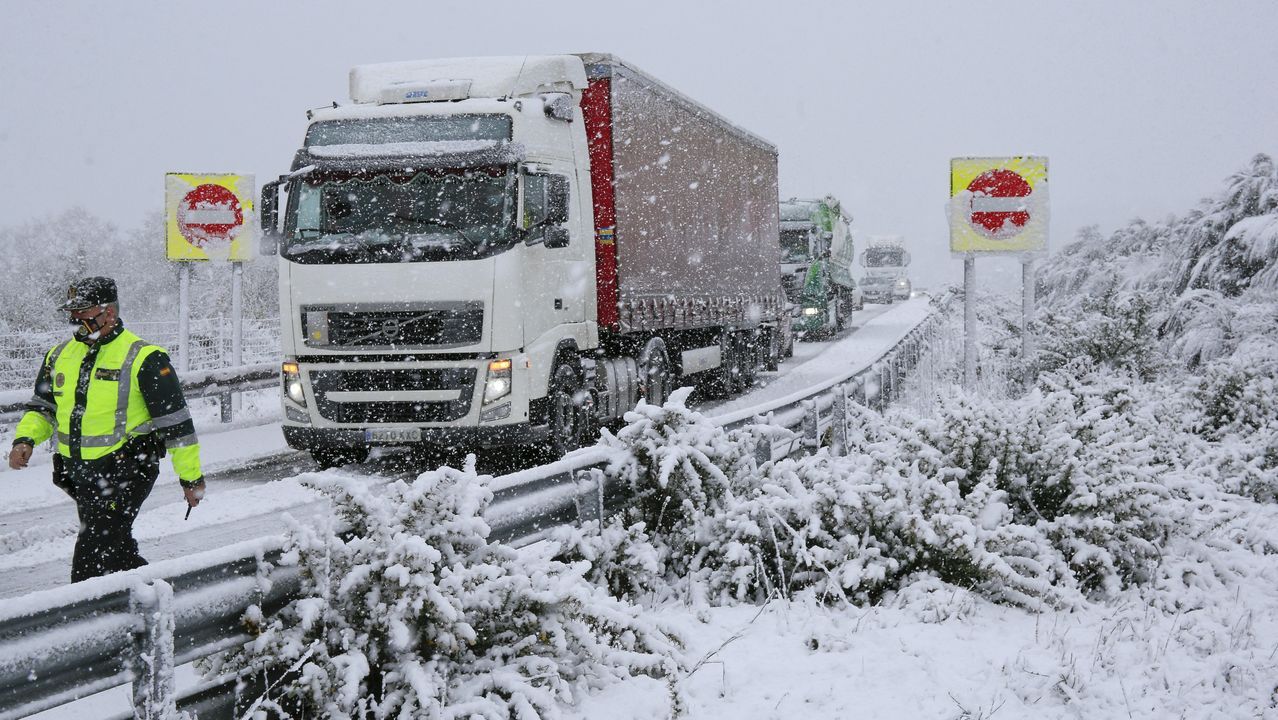 La Guardia Civil coordinó el tráfico en la rotonda de intersección de la N-540 con la A-54 para aligerar los atascos formados
