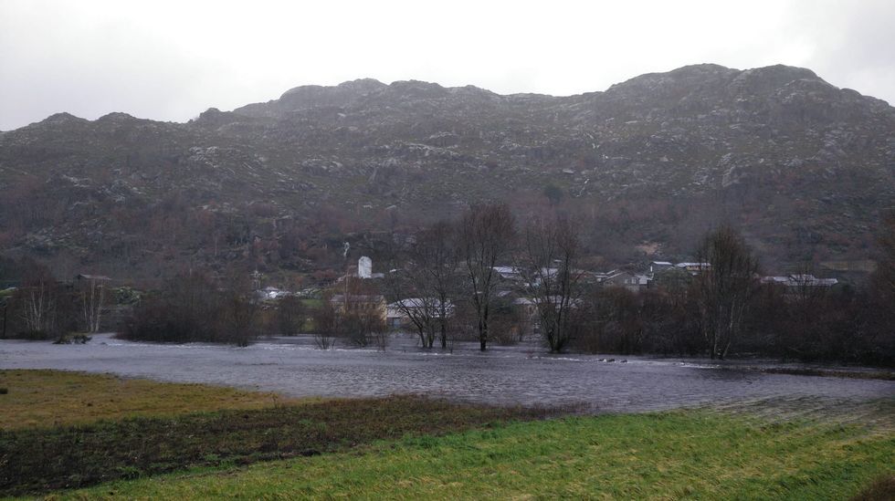 ASÍ HA CASTIGADO EL TEMPORAL A OURENSE.La crecida del río ha dejado incomunicado el pueblo de Pradorramisquedo en Viana do Bolo