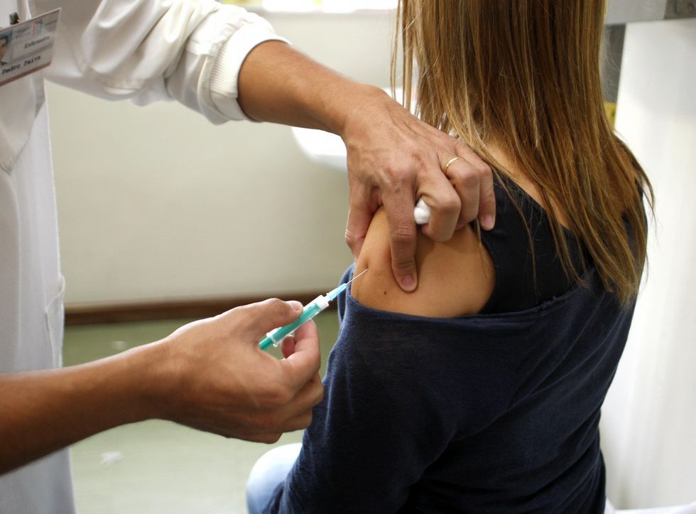Espa�a no descarta ofrecer a los adultos una dosis de recuerdo de las vacunas infantiles. 