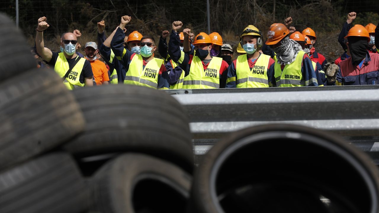 La A-8 permanece cortada en los dos sentidos, con barricadas de neumáticos ardiendo y los trabajadores completando la barrera