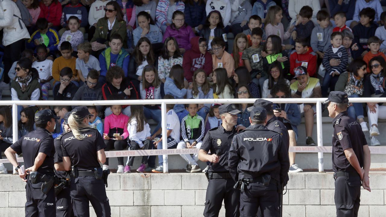 Exhibicion de la Policía Nacional para los escolares de Ribeira con helicoptero, caballería, perros de rastreo