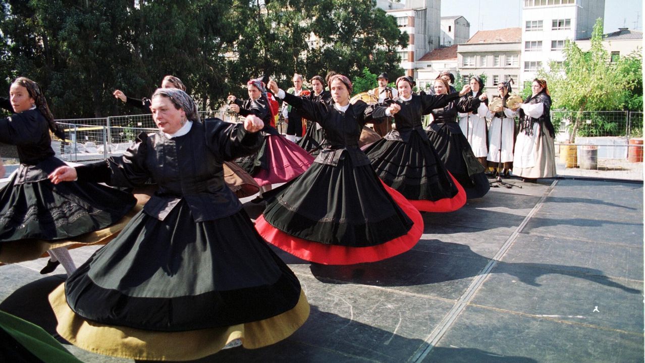 MARATON DE BAILES REGIONALES EN EL
PARQUE DE SANTA MARGARITA. EN 1999