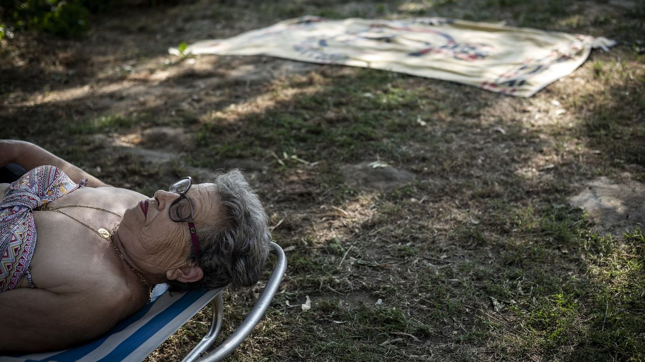 Ola de calor en Ourense.Los ourensanos buscaron el agua de los ríos para refrescarse.