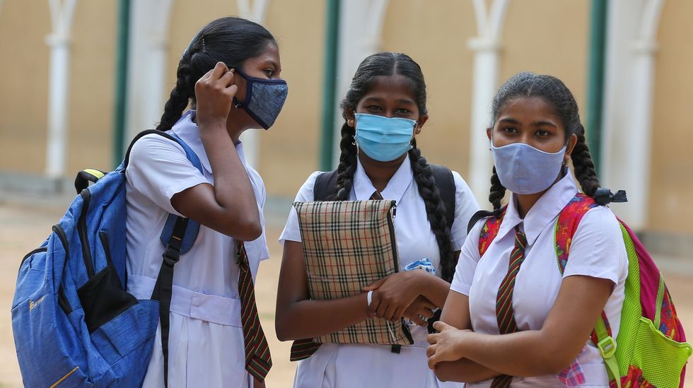 Unas estudiantes de Sri Lanka, donde los colegios han reabierto para el nivel de secundaria