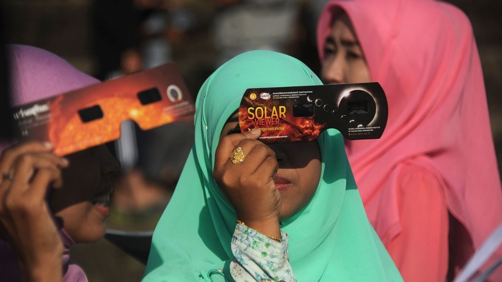 Momento del eclipse solar tras el templo de Prambanan en Yogyakarta (Indonesia)