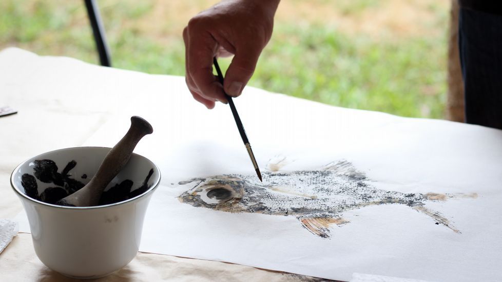 peixes de tinta.El proceso de coloreado es libre, reparten los colores por la pieza con acuarela