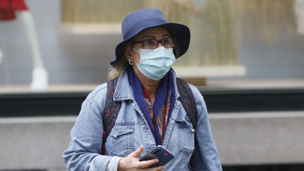 Protegida contra el coronavirus y la lluvia por Ourense