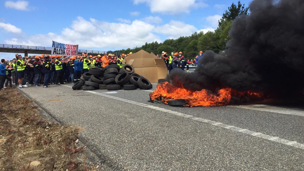La A-8 permanece cortada en los dos sentidos, con barricadas de neumáticos ardiendo y los trabajadores completando la barrera