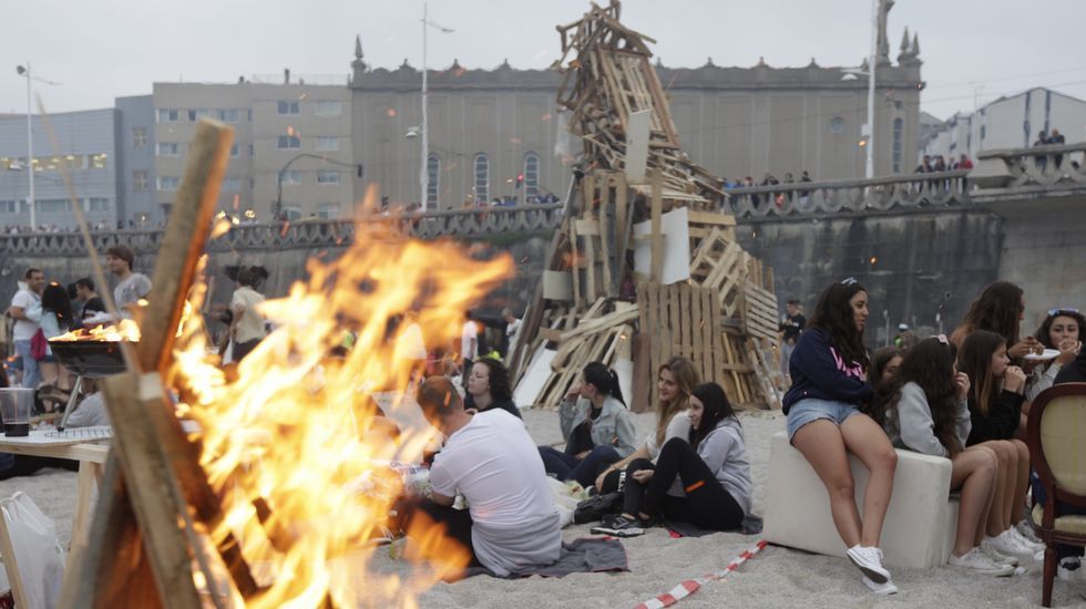 Así estaba la playa del Orzán a las 10.30 horas con los «sanjuaneros» tomando posiciones