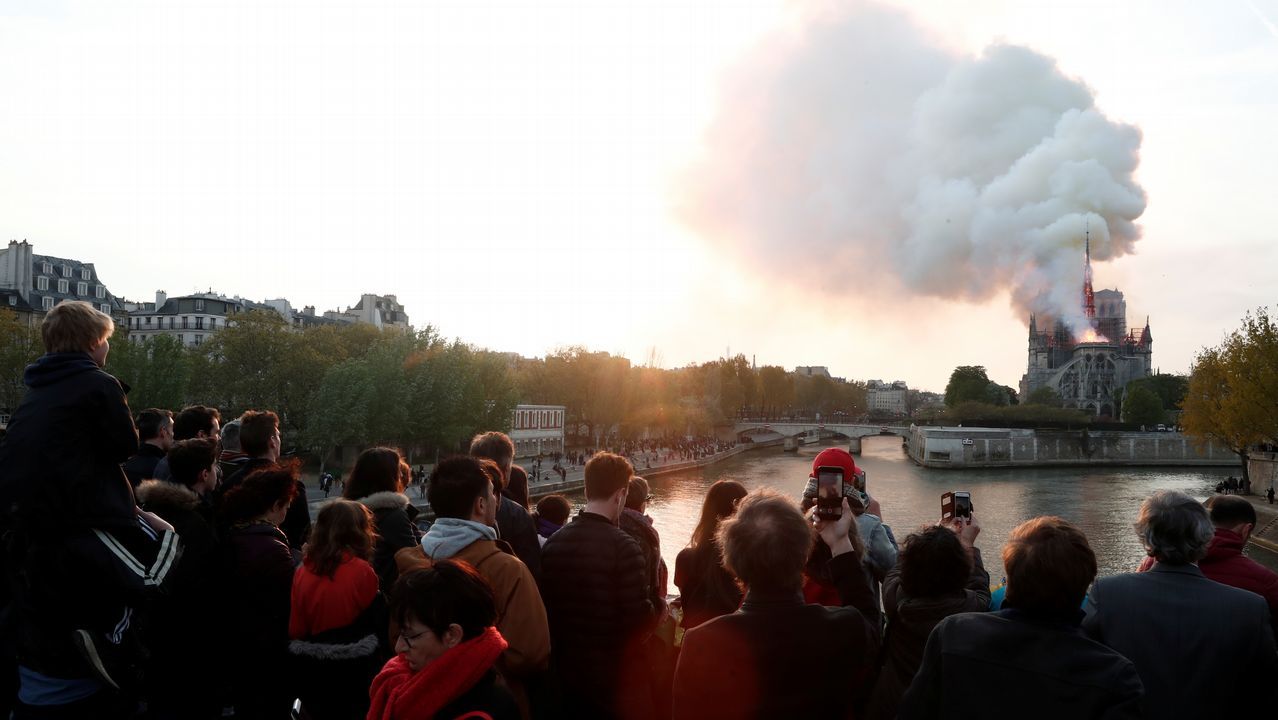 Unos bomberos dentro de la Catedral de Notre Dame