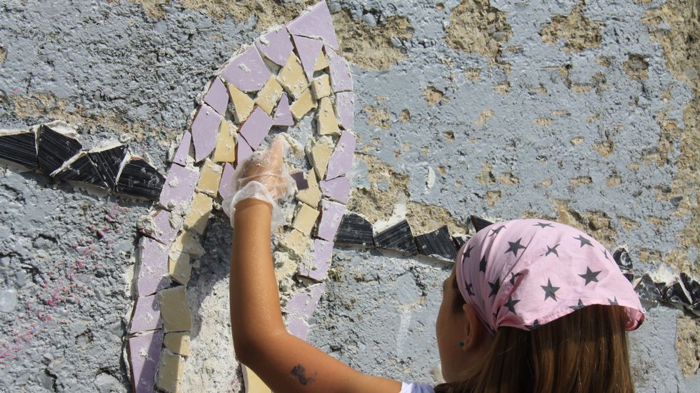 Gerardo Rodríguez, Chere, dirige la elaboración de un mural en el Malecón junto al río Sil