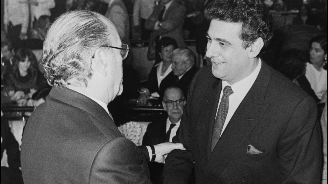 El tenor Placido Domingo es saludado por el entonces presidente de la Xunta, Fernández Albor, en 1984