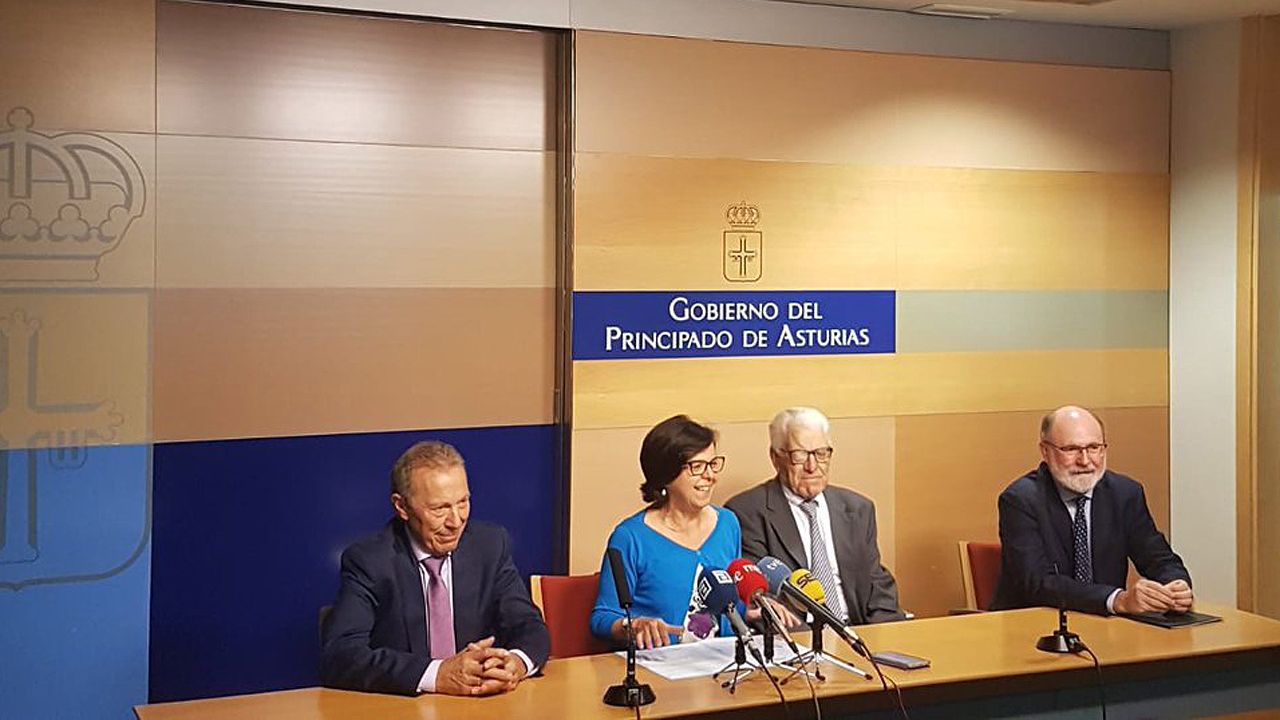 La consejera de Desarrollo Rural, María Jesús Álvarez, preside la firma del acuerdo de fusión de las cooperativas agrarias de Asturias, con César Rodríguez y Arturo Gancedo