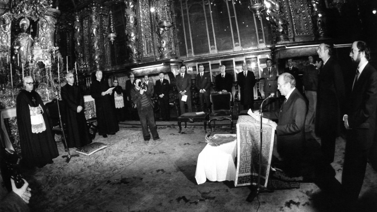 Albor lee un discurso en el 1982 acompañado por José Manuel Romay Beccaría y José Luis Barreiro Rivas durante la peregrinación de la Xunta a la Catedral tras el juramento del cargo