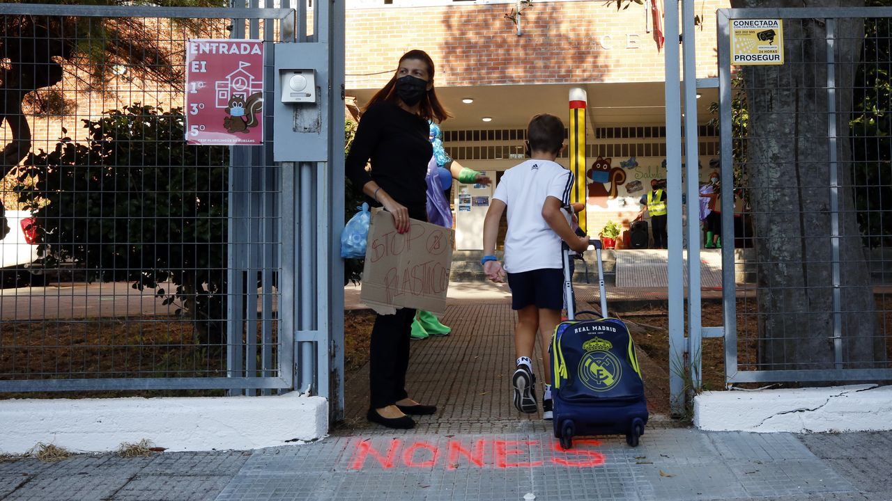 Pancarta de protesta contra la situación organizativa en los colegios en un centro de Arousa
