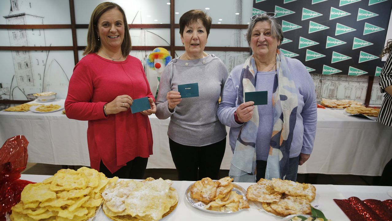 coruna.En el centro, la ganadora del concurso, Mar�a del Carmen L�pez Ruiz, nacida en Sada y residente en A Pasaxe, acompa�ada de la segunda clasificada, Manuela Pati�o, de Porto do Son (a la derecha), y la tercera, Mar�a Luisa Pombo, de Uxes (a la izquierda)