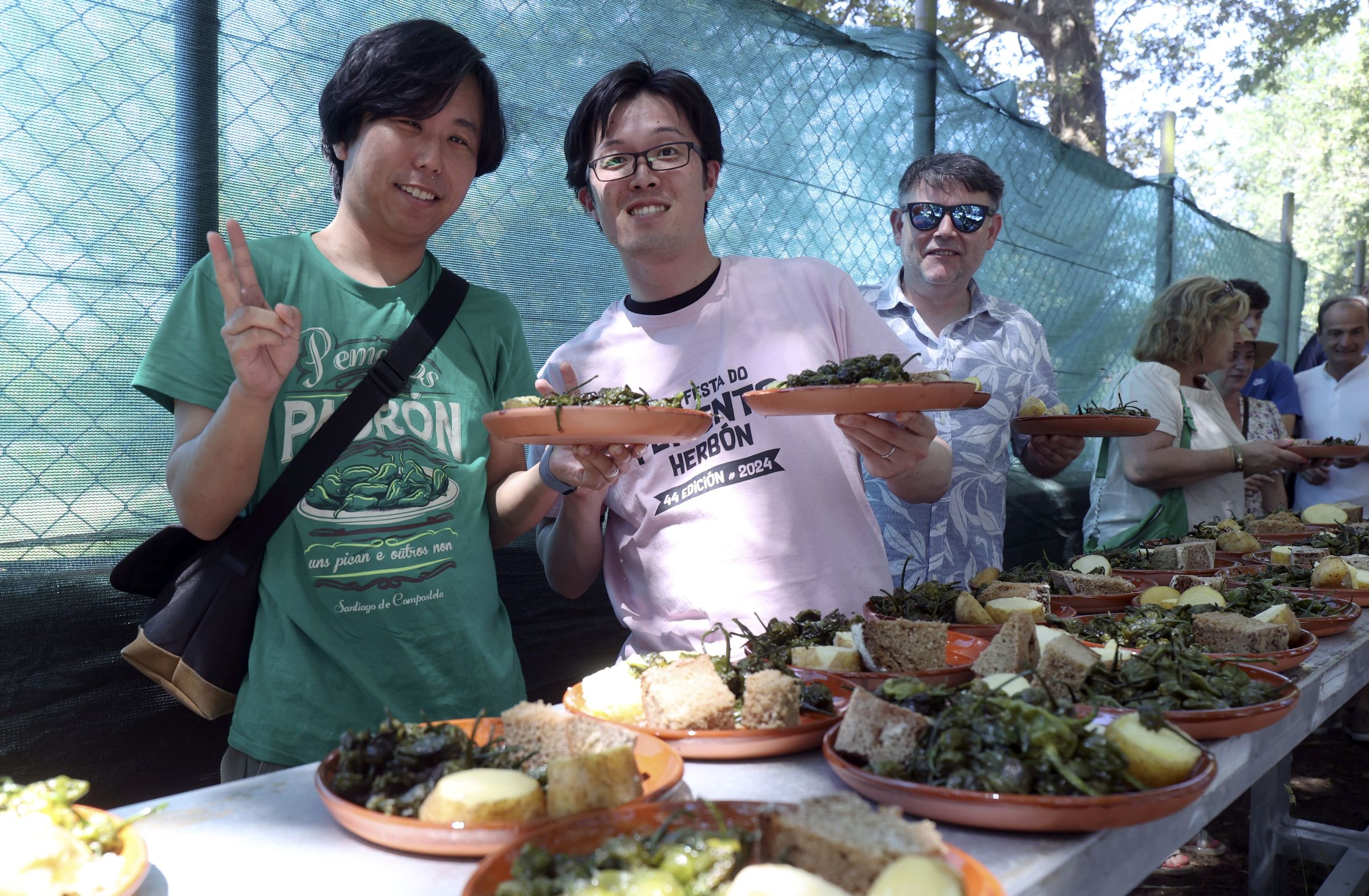 Uns turistas asiticos disfrutan da Festa do Pemento de Herbn. 03/08/2024