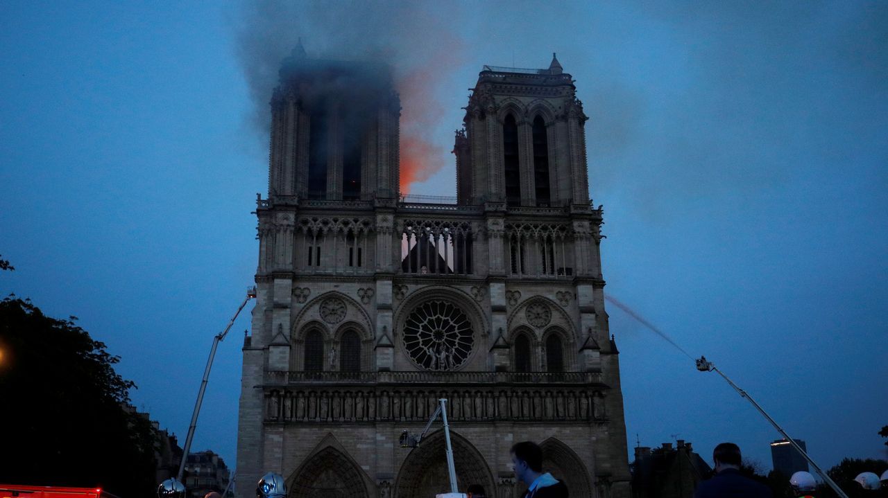 Unos bomberos dentro de la Catedral de Notre Dame