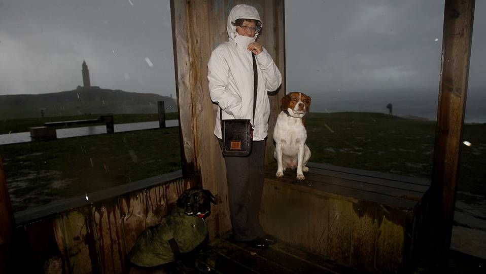 Crecida por las lluvias del río Asma en Chantada.Tormenta eléctrica sobre Pontevedra