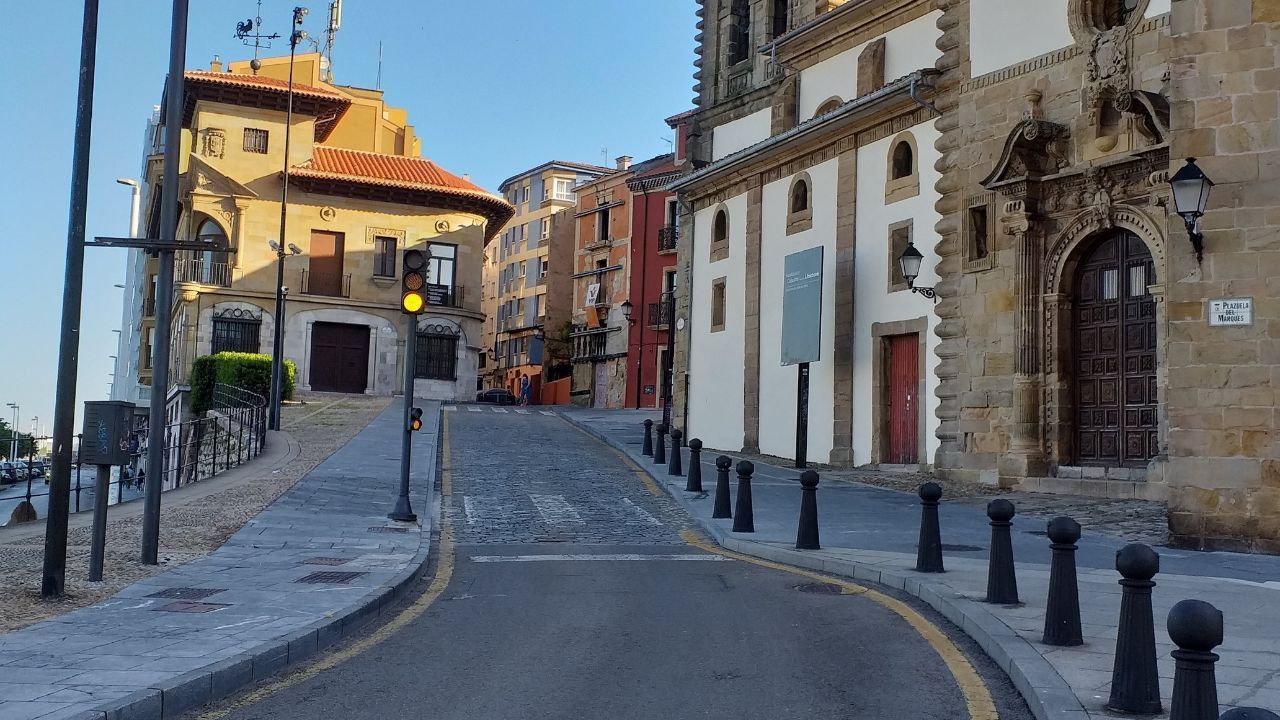 CriaderoCanino.Acceso a Cimadevilla, en Gij�n