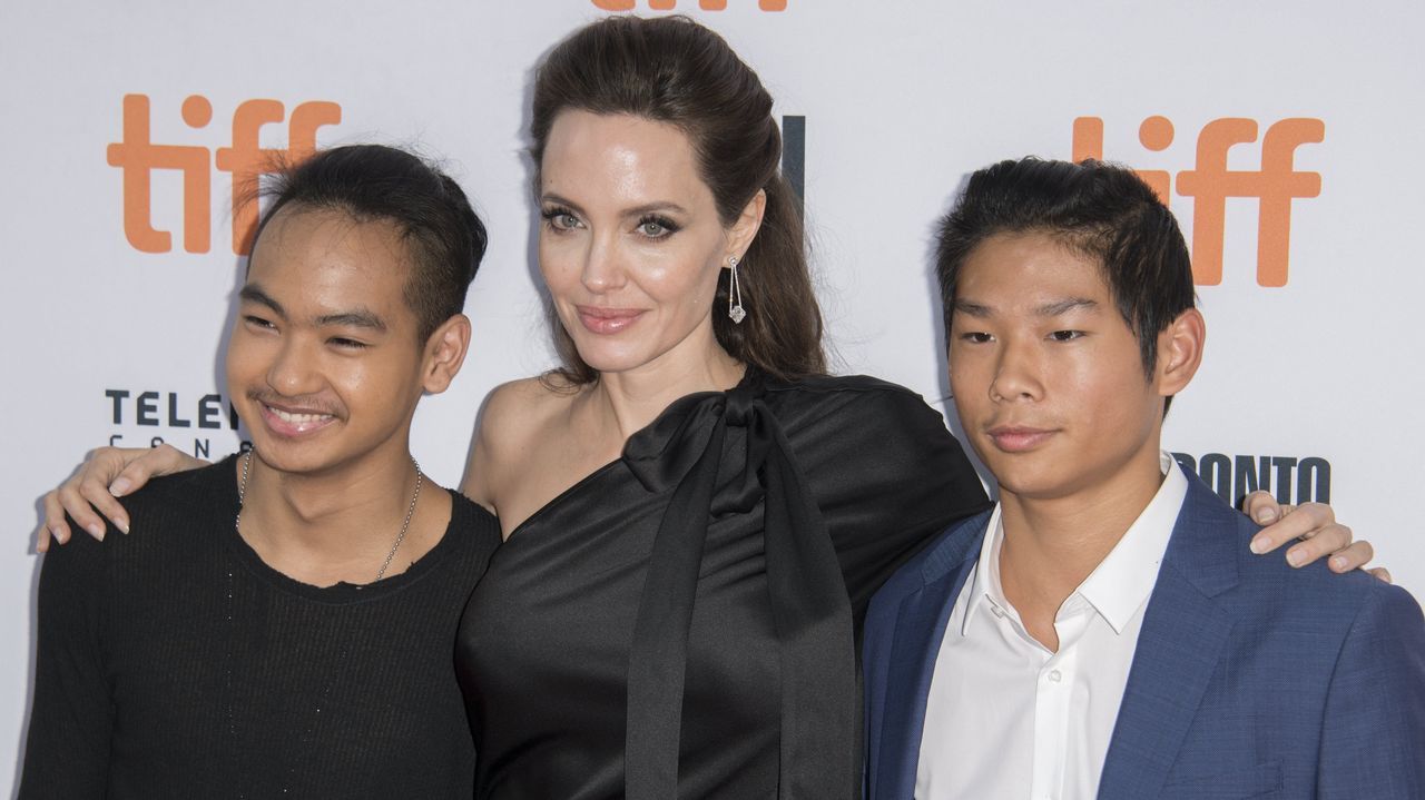 .Angelina Jolie junto a sus dos hijos mayores, Maddox y Pax