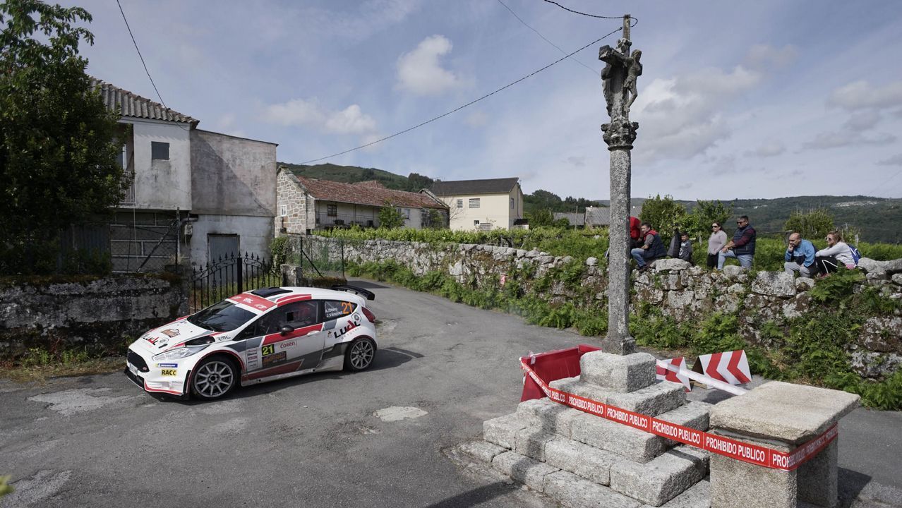 A todo gas en el pueblo de Barroso.La curva del Cruceiro fue un buen escenario para disfrutar del Rali de Ourense