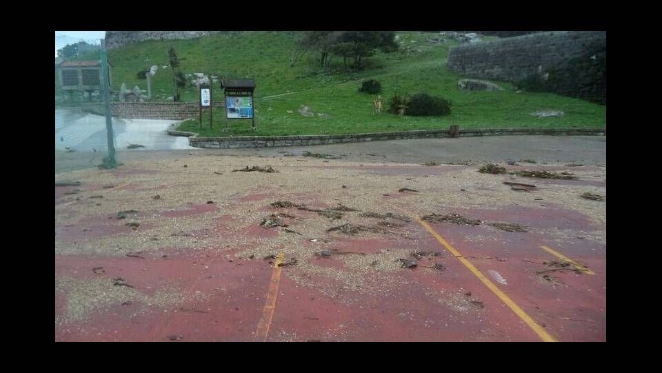 Restos de arena en las pistas deportivas de A Concheira, en Baiona