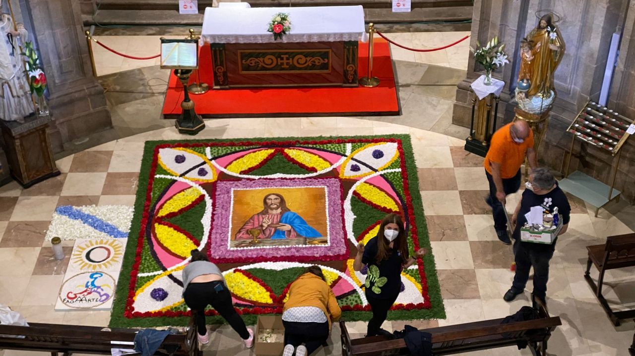 Alfombra en el templo de San Fructuoso promovida por la Federación de Alfombristas de Galicia