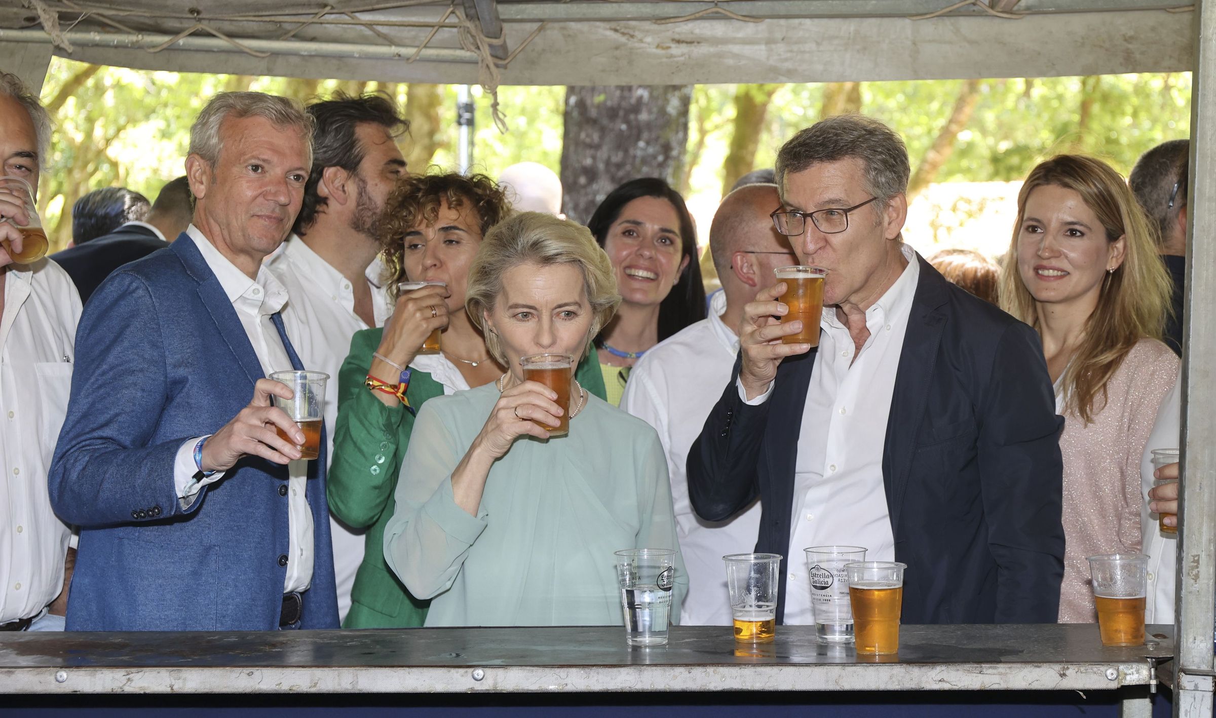 Visita da presidenta da comisin europea, rsula von der Leyen  romera do PP en O Pino. Na imaxe, tomando unha caa con Alberto Nez Feijo e Alfonso Rueda. 01/06/2024